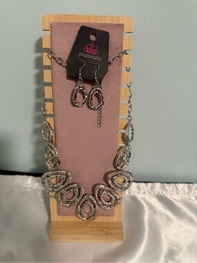 Paparazzi Silver Tone Open-Teardrop Link Necklace and Earring Set! NWT